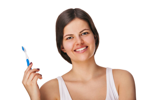 Belle femme souriante qui nettoie ses dents avec une brosse à dents dans
  - Photo, image