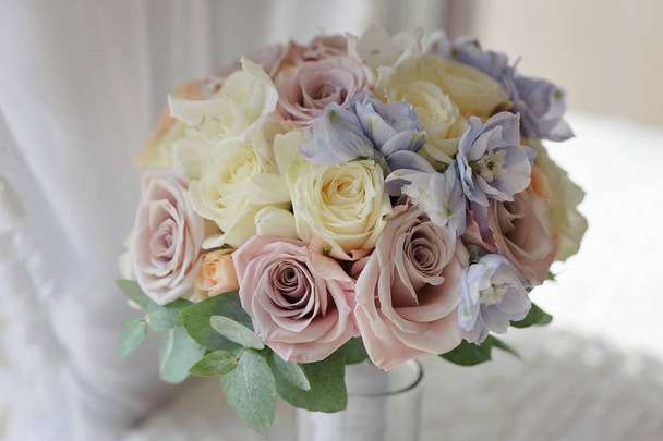 Ślubny bukiet róż niebieski delphinium Zamknij - Zdjęcie, obraz