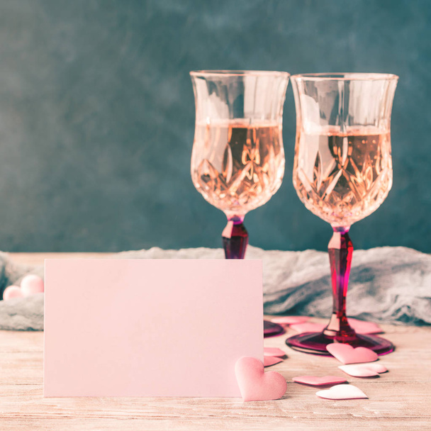 Due bicchieri di champagne rosa con carta di carta bianca
 - Foto, immagini