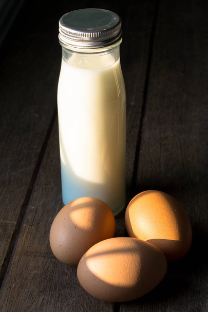 新鮮な牛乳と卵 - 写真・画像