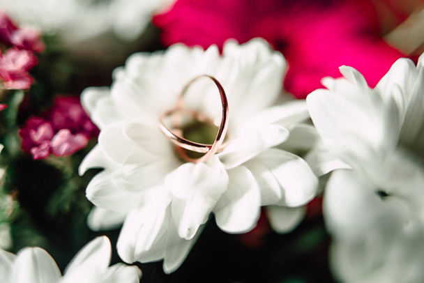 花の上の結婚指輪 - 写真・画像