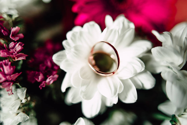 Wedding rings on a flower - Φωτογραφία, εικόνα