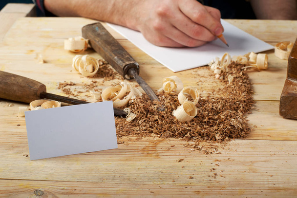 carpintero de trabajo, martillo, medidor y destornillador sobre fondo de construcción
 - Foto, imagen