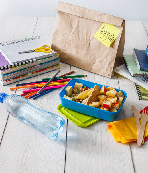 Almuerzo escolar saludable en caja sobre fondo de mesa de madera blanca
 - Foto, Imagen