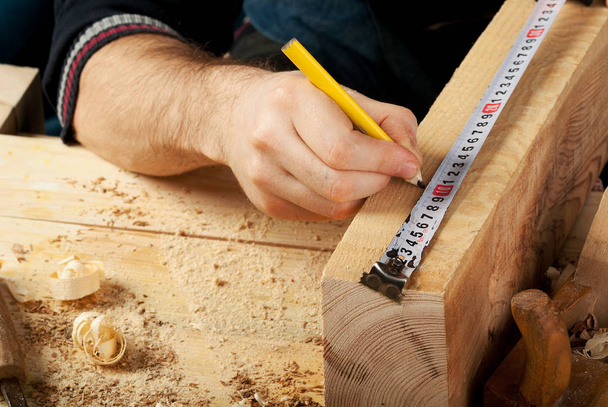 Carpintero trabajando, martillo, medidor y destornillador sobre fondo de construcción
 - Foto, Imagen