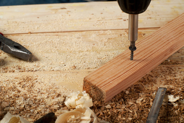 Ξυλουργός εργαλεία σε φόντο τραπέζι από ξύλο. Κάτοψη. Αντίγραφο χώρου - Φωτογραφία, εικόνα
