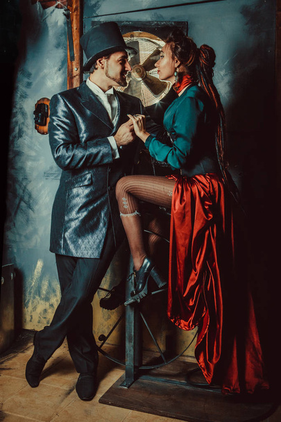 bella flirtare coppia vestito in vintage costumi su il buio stanza sfondo
. - Foto, immagini