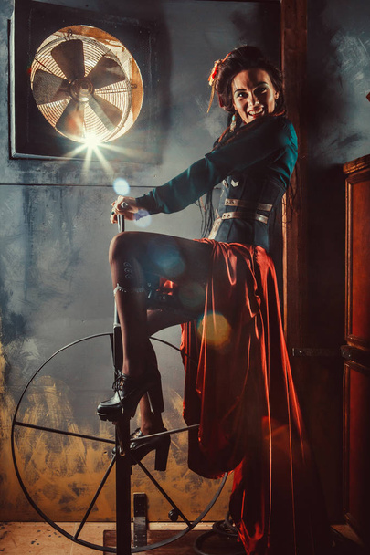 Çekici kadın iplik bisiklet sürme yan çekim - Fotoğraf, Görsel