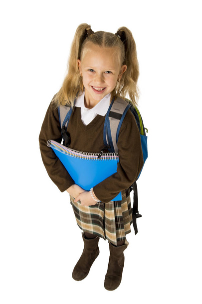 boldog fiatal gyönyörű szőke iskolás Pigtailek és iskolai egységes hordozó hátizsák  - Fotó, kép