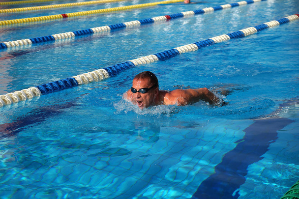 úszó a medencében - Fotó, kép