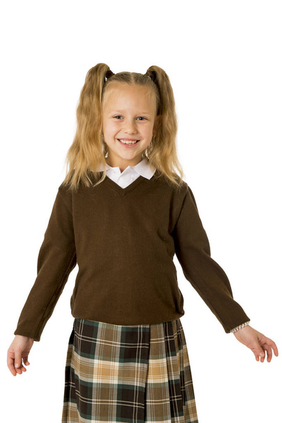Nuori kaunis onnellinen koulutyttö saparoissa ja univormu hymyilevä onnellinen ja innoissaan hauskaa
 - Valokuva, kuva