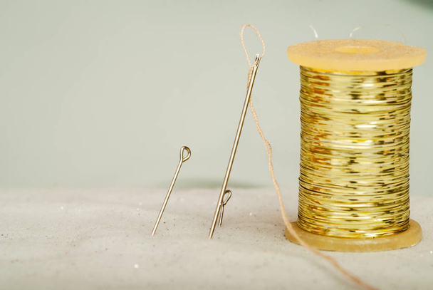 Detalle de una aguja con rosca en el sastre del taller
 - Foto, Imagen