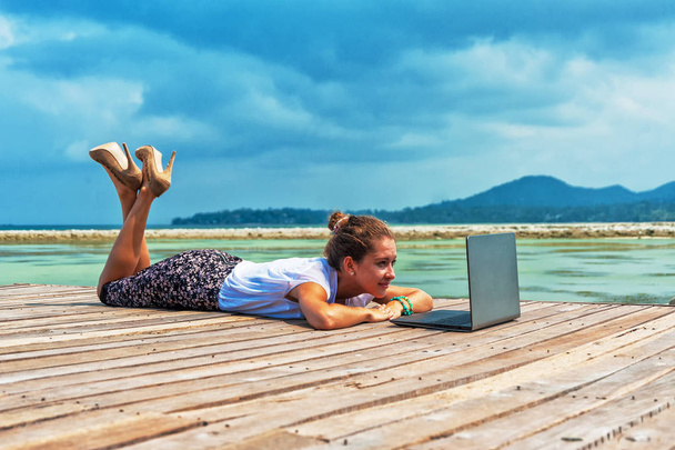 Woman in office suit doing yoga with laptop - Foto, Imagem