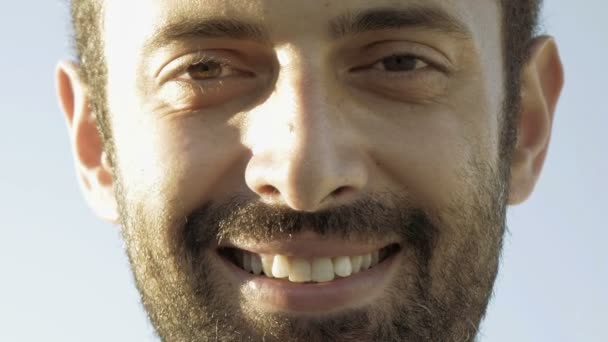 fröhlicher Mann lächelt zähneknirschend - Filmmaterial, Video