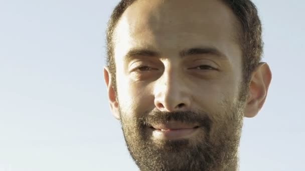 Vrolijke man glimlacht met tanden en hoofd knikt - Video