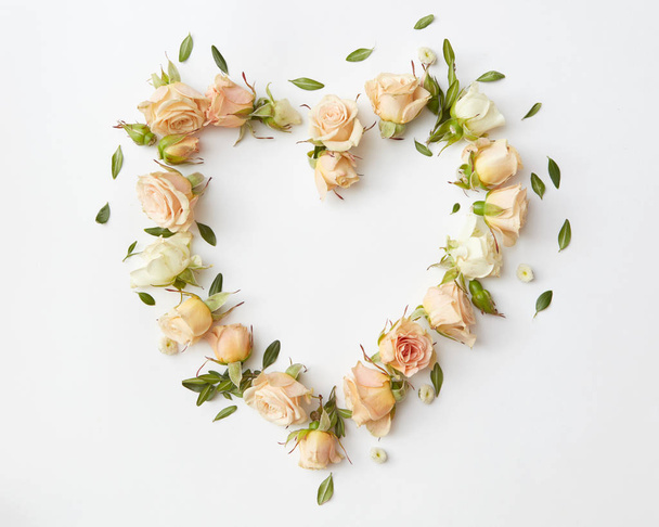 roses heads heart shaped frame - Φωτογραφία, εικόνα