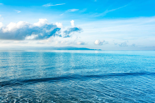 Mar azul y un reflejo conmovedor
  - Foto, Imagen