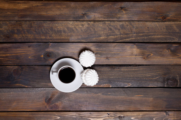 White cup of coffee with two white marshmallow - Foto, Imagem