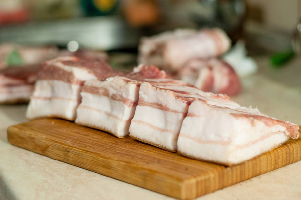kesme tahtası üzerinde domuz yağı - Fotoğraf, Görsel