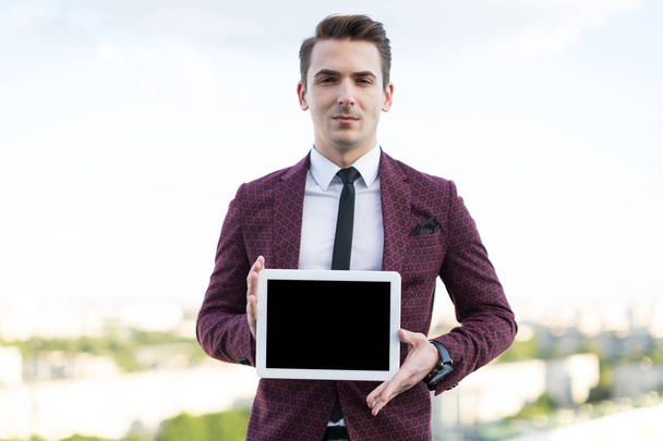 Üzletember, a kezében egy tabletta - Fotó, kép