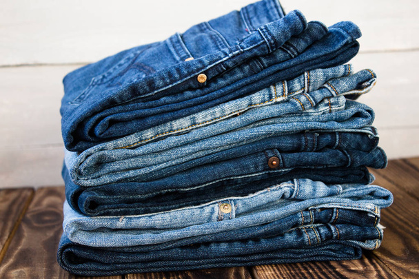 джинсы на деревянной доске
 - Фото, изображение