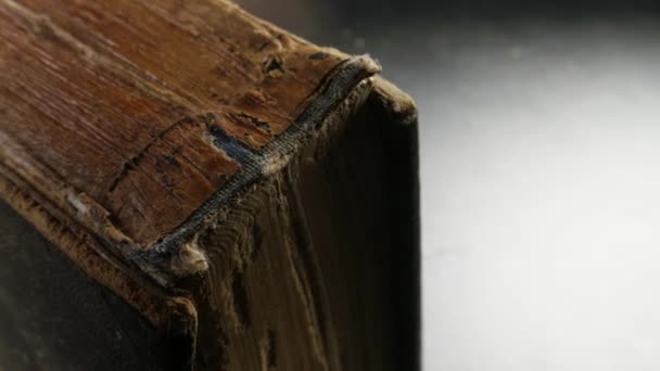 Primer plano de un libro antiguo - Metraje, vídeo