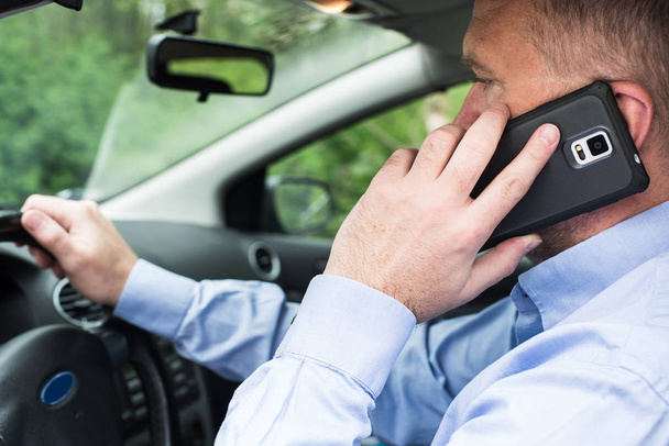Man using phone while driving - Foto, Bild