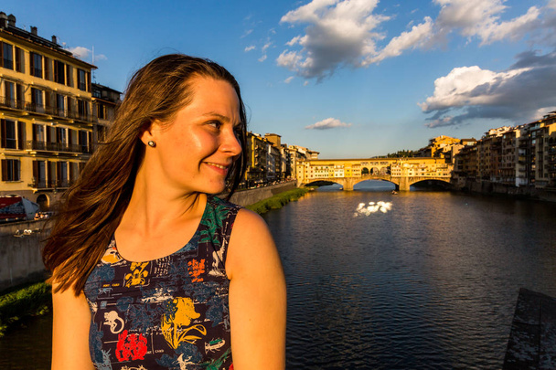 Girl in front of the Ponte Vecchio in Florence, Italy in summer  - Foto, Bild