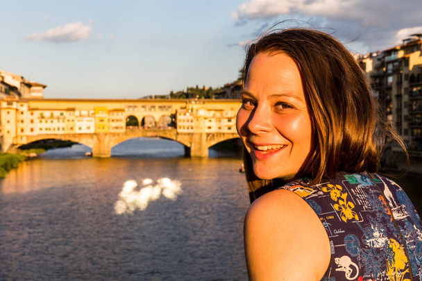 Girl in front of the Ponte Vecchio in Florence, Italy in summer  - Fotografie, Obrázek