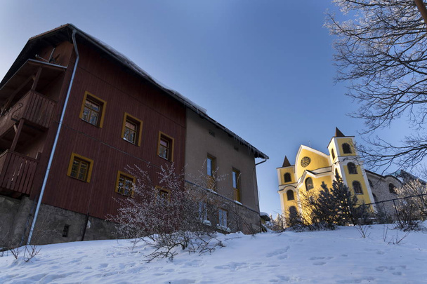 Kościół Wniebowzięcia w zaśnieżonych górach, Neratovie, Republika Czeska - Zdjęcie, obraz