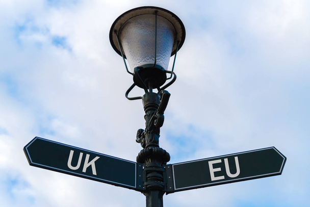 Signos direccionales del Reino Unido frente a la UE en la guía
 - Foto, imagen