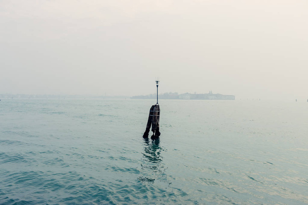 Una vista en las calles y el agua de Venecia
 - Foto, imagen