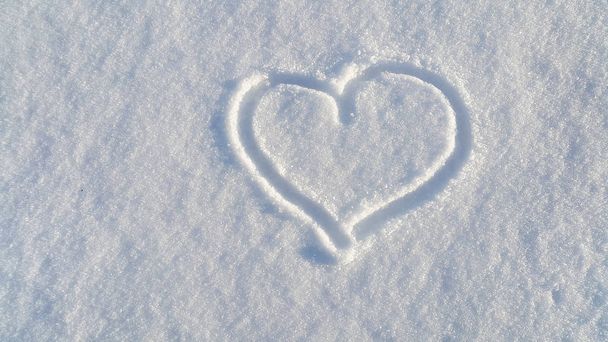 Dessine le cœur sur la neige blanche
  - Photo, image
