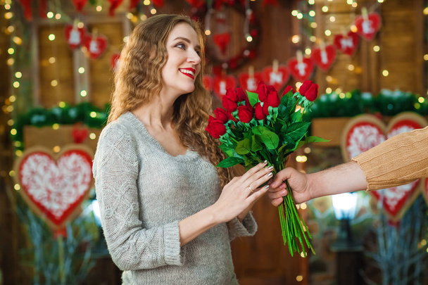 guy present girl flowers on Valentines Day - Фото, зображення