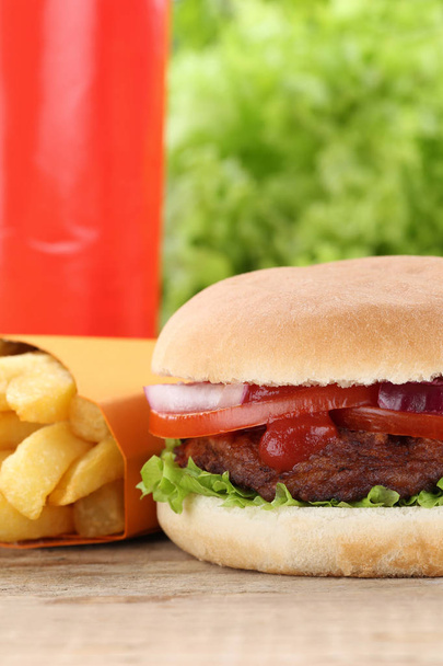 ハンバーガーとフライド ポテト メニュー食事コンボ高速食品飲料 - 写真・画像