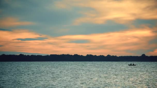 Barco no rio ou lago ao amanhecer
 - Filmagem, Vídeo