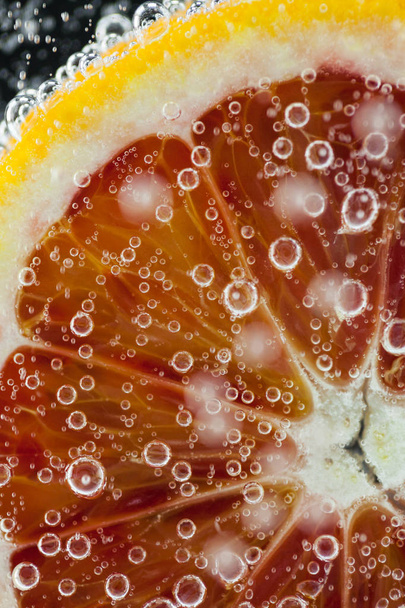 Appelsiinisitrushedelmäviipale veteen putoaminen
 - Valokuva, kuva