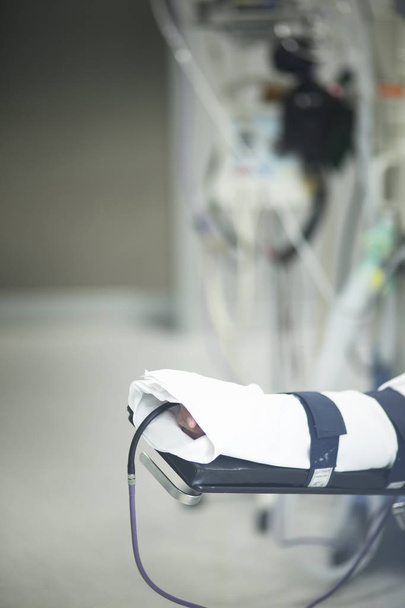 Kórházi osztályon beteg ágyon - Fotó, kép