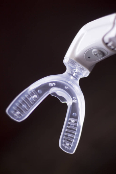 Acelerador de alineadores de frenos dentales
 - Foto, Imagen