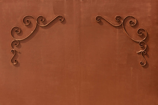 portes métalliques avec un motif en forme de boucles recouvert de peinture
. - Photo, image