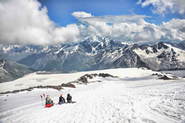 Climbers sit on the slope of Mount Elbrus - Fotó, kép
