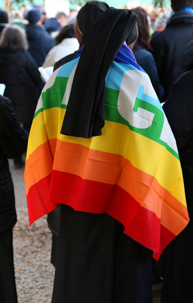 Nonnen mit schwarzem Schleier und farbiger Friedensfahne - Foto, Bild