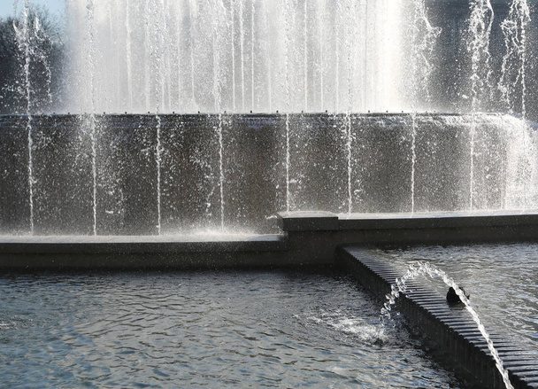 Brunnen mit vielen Sprüh- und Wasserstrahlen auf dem Platz - Foto, Bild