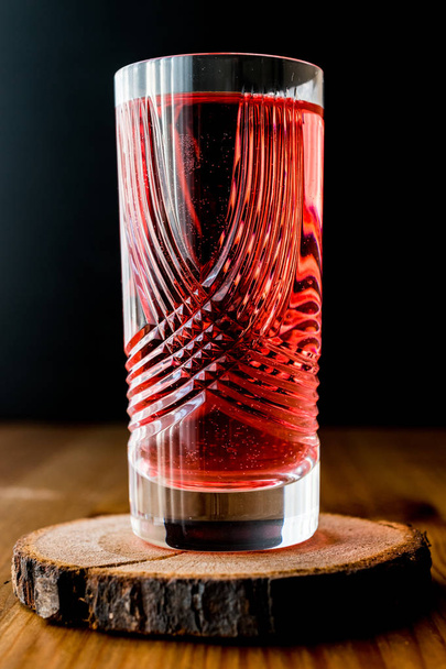 トルコのオスマン飲むローズ シャーベットやクリスタル ガラスのクランベリー Serbet - 写真・画像