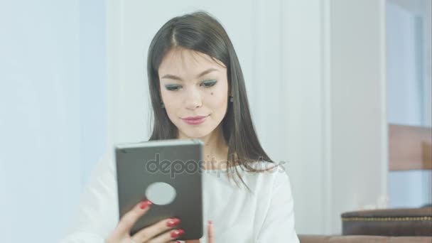 Usměvavá mladá žena s legrační selfies na tabletu s její jazyk - Záběry, video