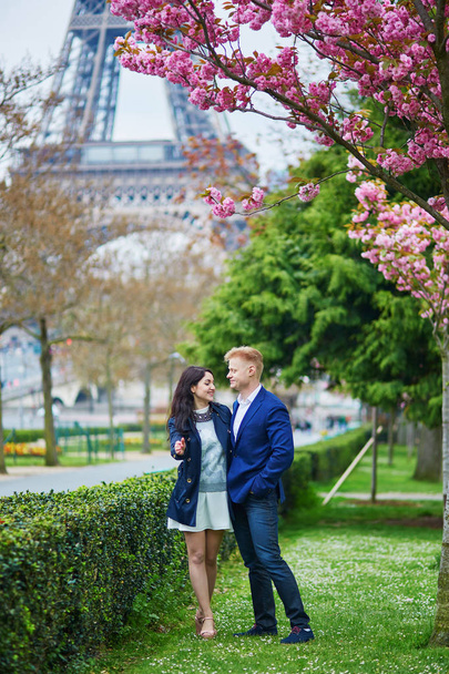 Romantic couple in Paris near the Eiffel tower - Foto, imagen