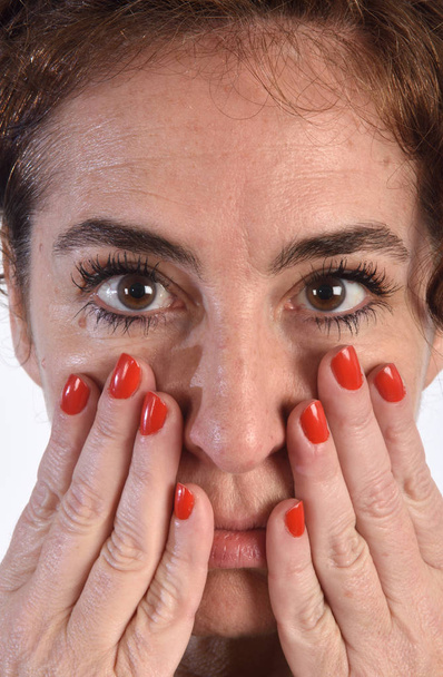 Kobieta z paznokcie pomalowane na twarz - Zdjęcie, obraz