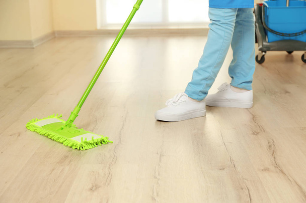 woman moping floor - Zdjęcie, obraz