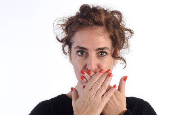 Une femme avec sa bouche couverte
 - Photo, image