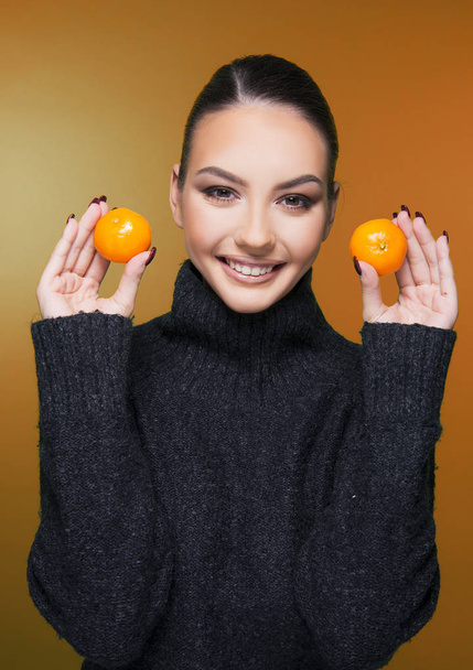 Lány a mandarin orange egészséges szezon koncepció - Fotó, kép